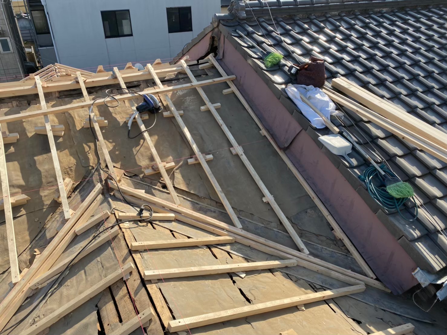 細めの補強垂木で不陸調整